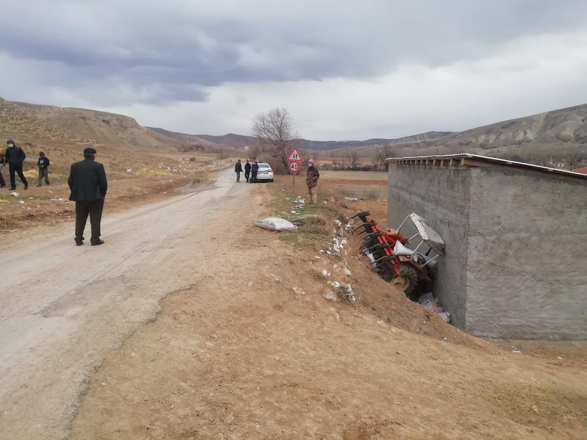 Trakt&ouml;r devrildi: 2 yaralı