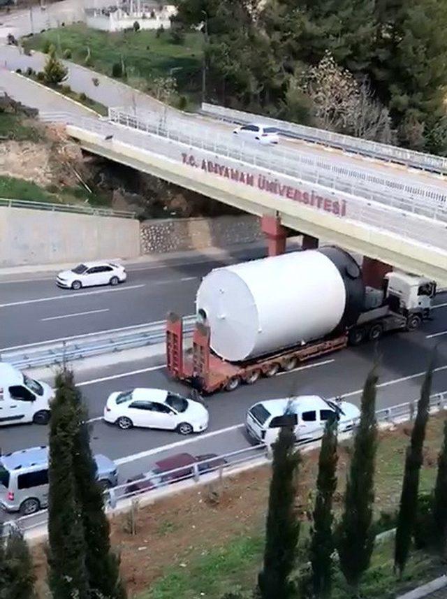 Tank yüklü Tır üst geçit nedeniyle ilerleyemedi