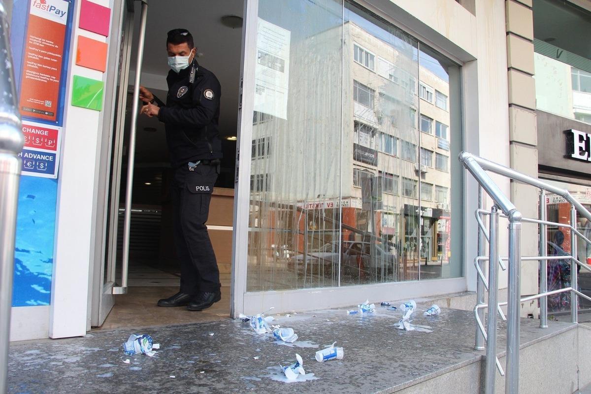 Kredisini &ouml;deyemeyince bankaya b&ouml;yle saldırdı