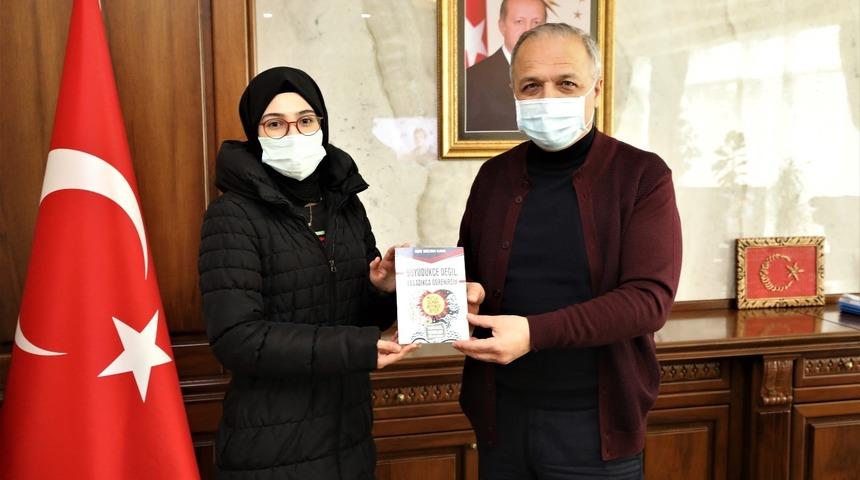 Gen&ccedil; yazar ilk kitabını Başkan &Uuml;&ccedil;ok&rsquo;a hediye etti