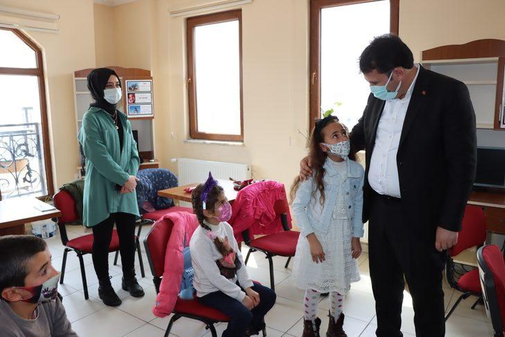 Başkan Yaşar, Çat Halk Kütüphanesini ziyaret etti G4