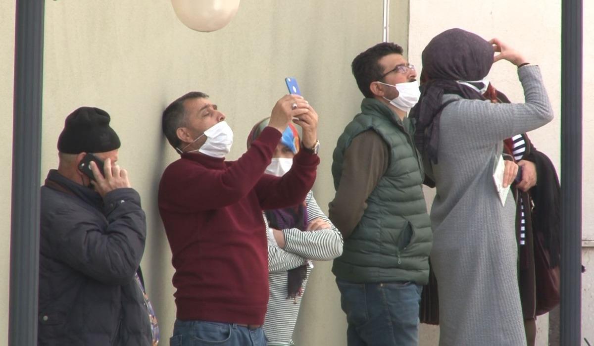 Pencereye &ccedil;ıkan kızı, vatandaşlar film gibi izledi