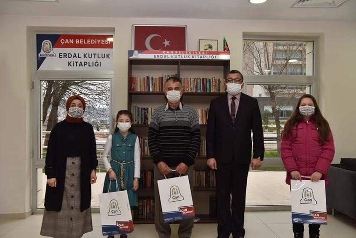 Başkan Öz’den kitap okuyanlara hediye takdimi G1