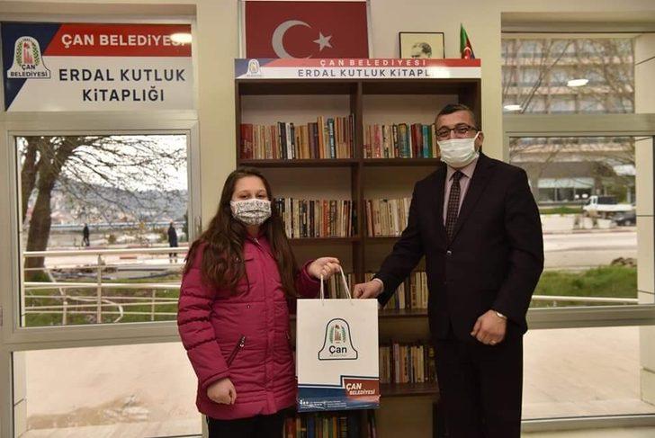 Başkan Öz’den kitap okuyanlara hediye takdimi G4