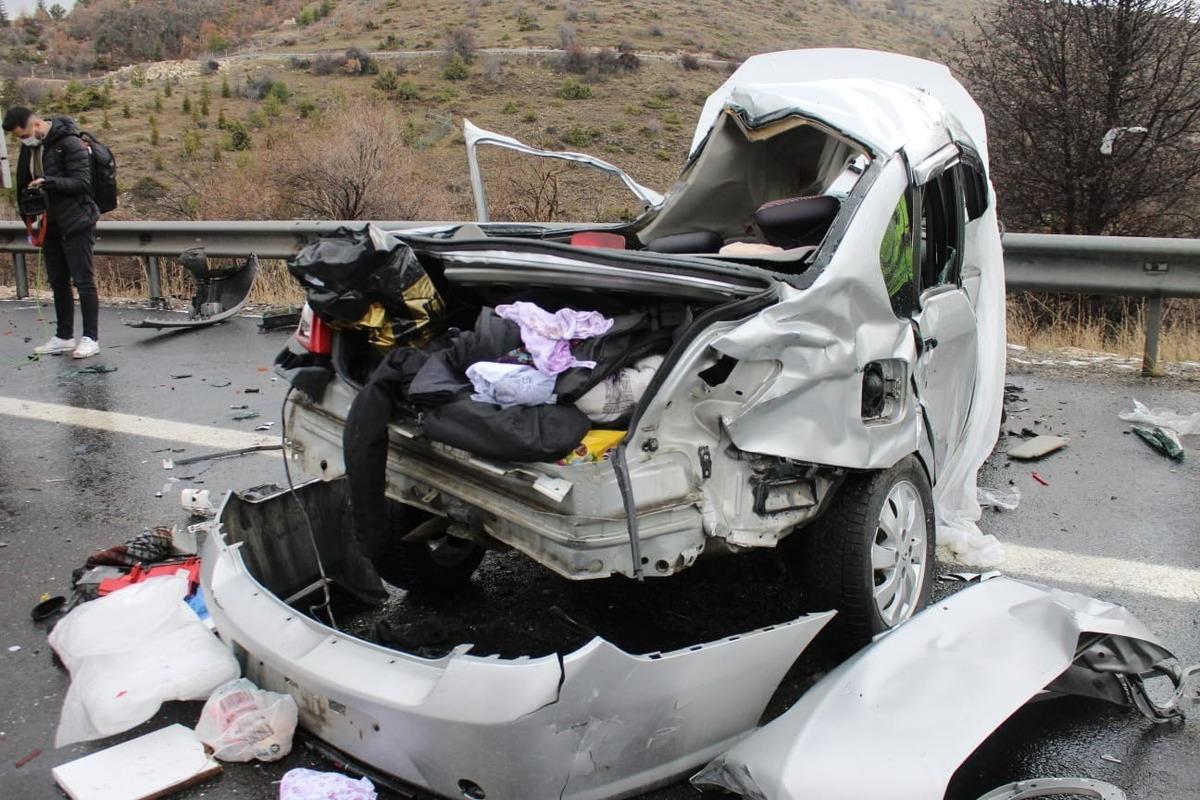 Başkent&rsquo;te zincirleme trafik kazası: 4 &ouml;l&uuml;, 5 yaralı