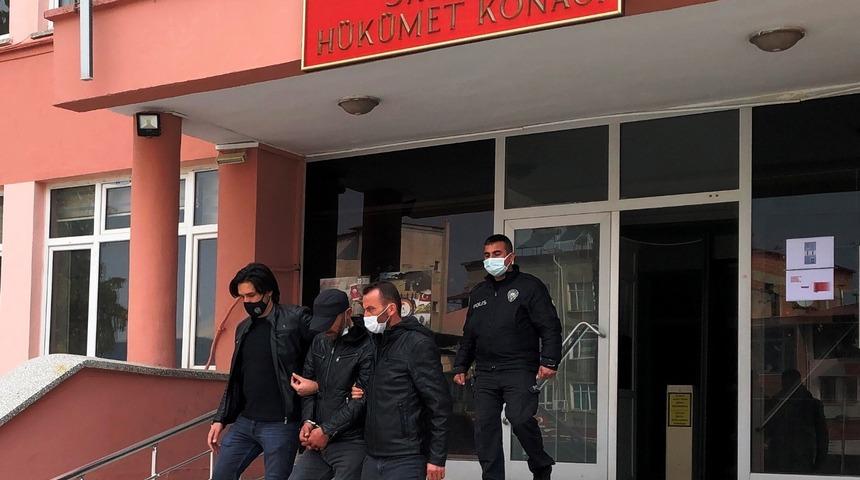 Sarıgöl polisi aranan iki kişiyi yakaladı