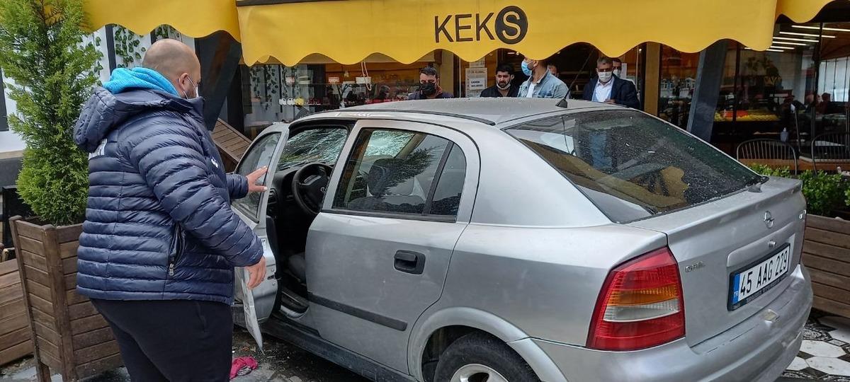 Kaza yapıp pastaneye daldı: 1 yaralı