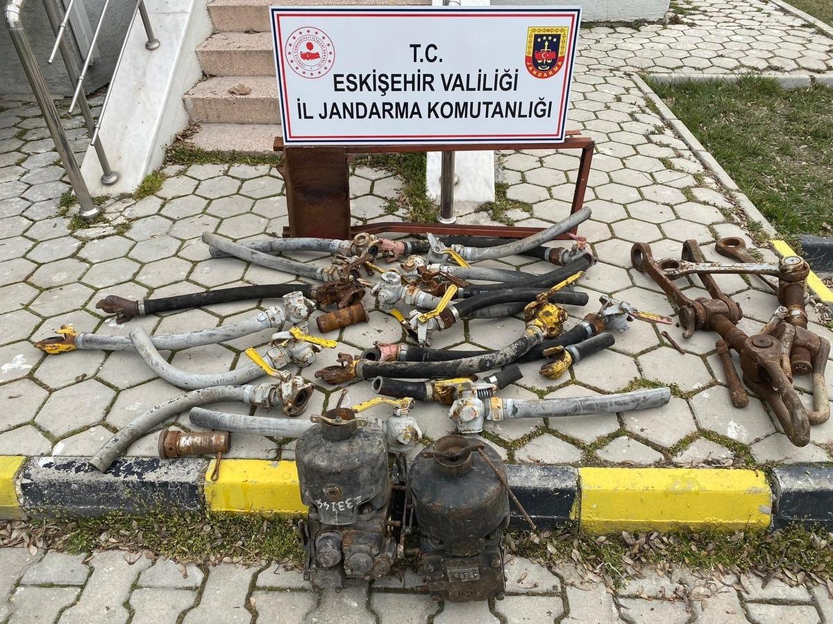 &Ccedil;almak i&ccedil;in tren vagonlarından par&ccedil;a s&ouml;ken ş&uuml;pheli su&ccedil;&uuml;st&uuml; yakalandı