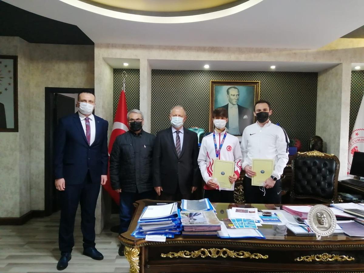 Kaymakam &Ccedil;orumluoğlu, başarılı sporcuyu &ouml;d&uuml;llendirdi