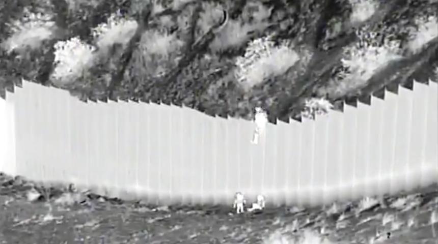 İnsan kaçakçıları ABD-Meksika sınırında iki çocuğu duvardan aşağı attı