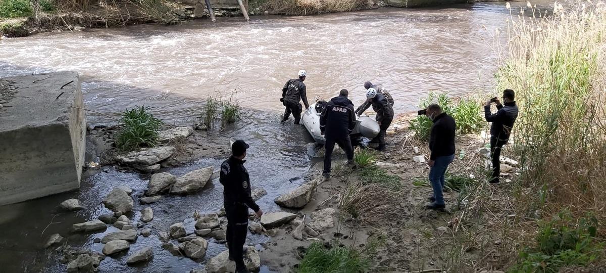 Menderes Nehri&rsquo;nde kaybolan yaşlı adamı arama &ccedil;alışmaları s&uuml;r&uuml;yor