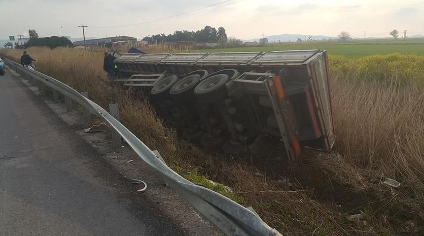 Söke’de tır şarampole devrildi
