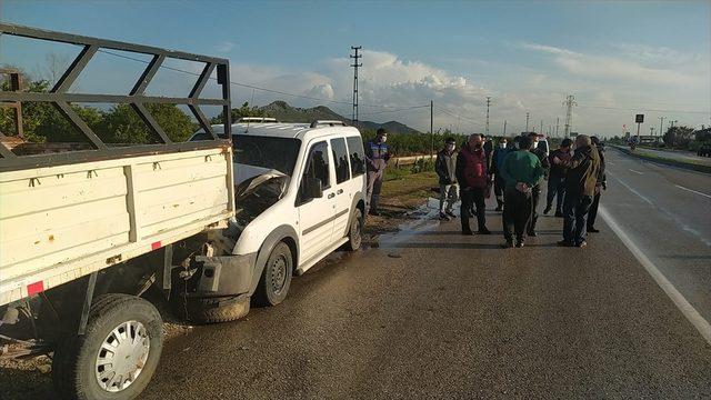 Adana'da hafif ticari araç ile kamyonetin çarpışması sonucu 3 kişi yaralandı