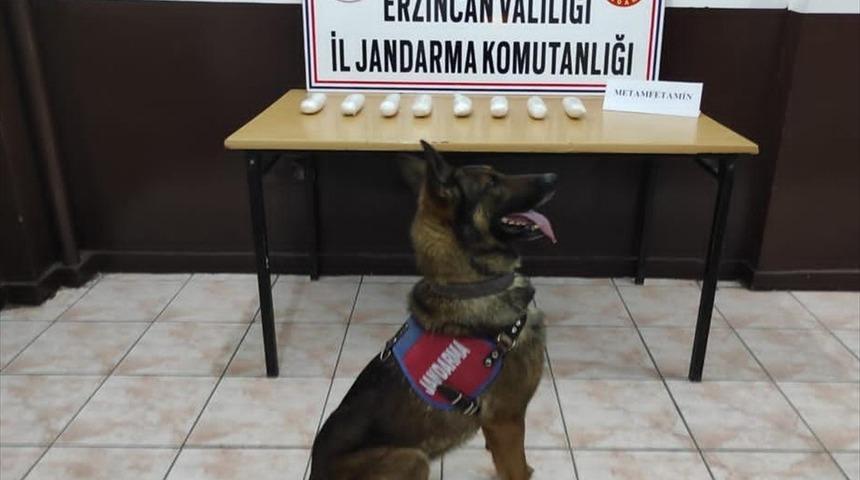 Erzincan'da &ccedil;antalarından uyuşturucu &ccedil;ıkan iki yolcu tutuklandı