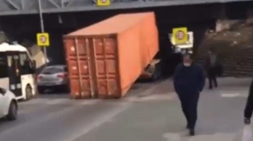 Tır köprüye çarptı, üzerindeki konteyner yola düştü