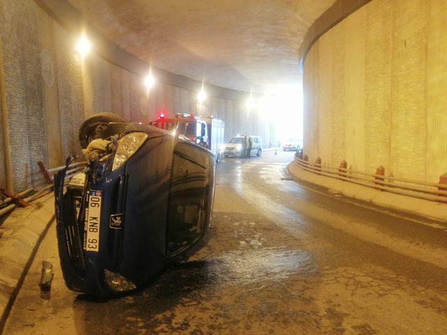 Direksiyon hakimiyeti kaybolan otomobil yan yattı