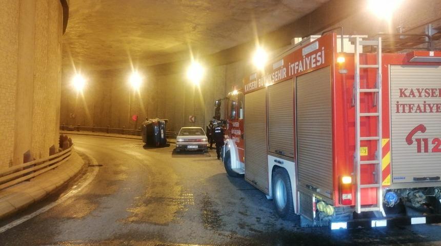 Direksiyon hakimiyeti kaybolan otomobil yan yattı