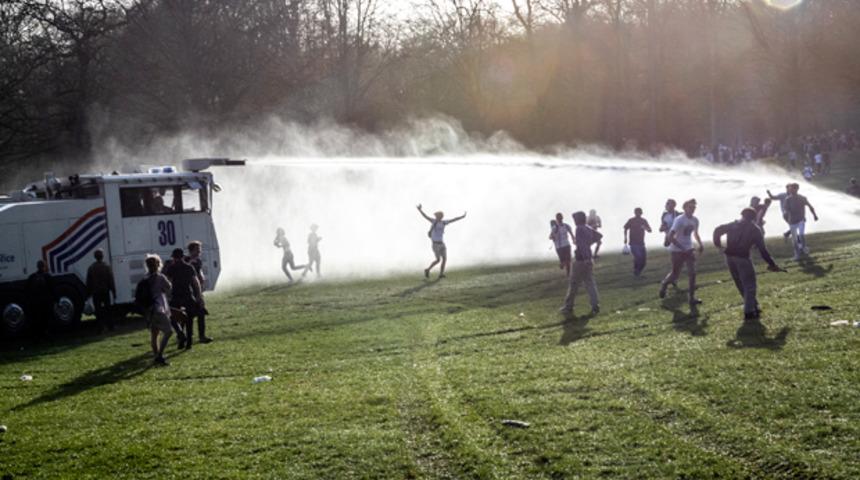Belçika'da 1 Nisan şakası olarak duyurulan festival gerçeğe dönüşünce polis müdahale etti