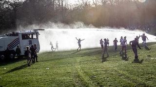 Belçika'da 1 Nisan şakası olarak duyurulan festival gerçeğe dönüşünce polis müdahale etti