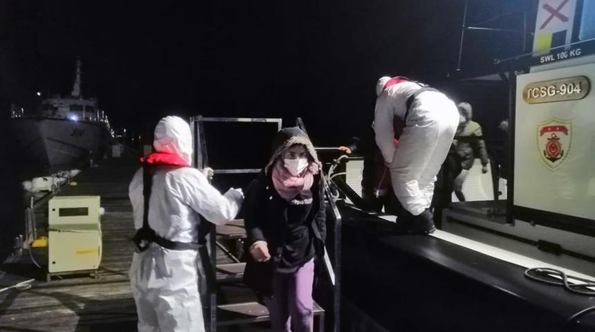 Teknesi arızalanan g&ouml;&ccedil;menleri Sahil G&uuml;venlik kurtardı