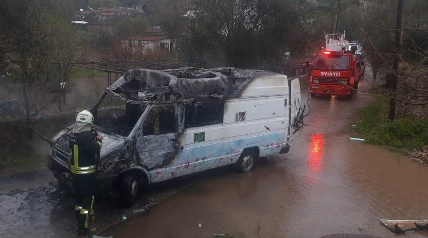 Park halindeki minib&uuml;s yandı