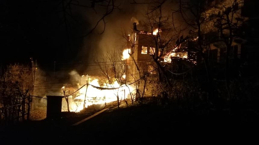 Artvin'de &ccedil;ıkan yangında ilk belirlemelere g&ouml;re 3 ev yandı