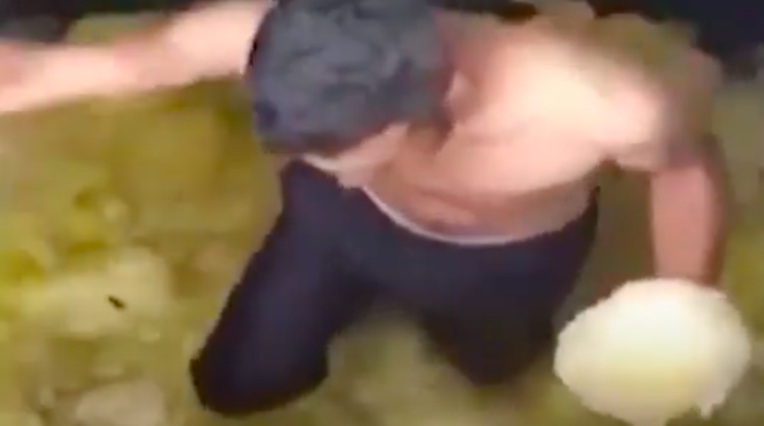 Çıplak ayakla turşu kazanına giren işçi nerede, hangi firmada çalışıyor? Skandalla ilgili yeni gelişme