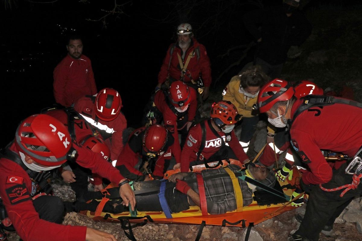 Kayalıklardan d&uuml;şen şahıs 4 saat s&uuml;ren &ccedil;alışma ile kurtarıldı