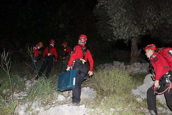 Kayalıklardan düşen şahıs 4 saat süren çalışma ile kurtarıldı G2