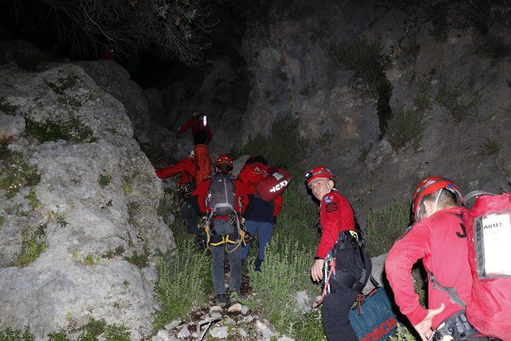 Kayalıklardan düşen şahıs 4 saat süren çalışma ile kurtarıldı G3