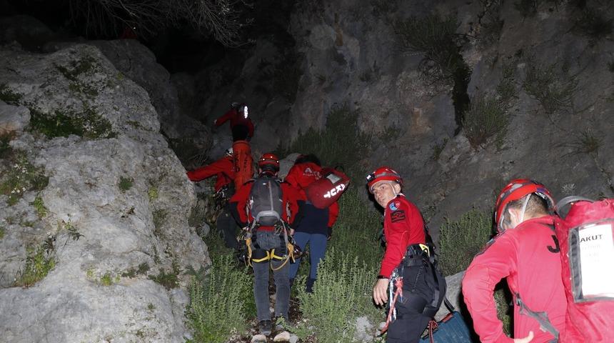 Kayalıklardan düşen şahıs 4 saat süren çalışma ile kurtarıldı