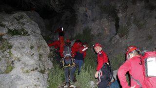 Kayalıklardan düşen şahıs 4 saat süren çalışma ile kurtarıldı