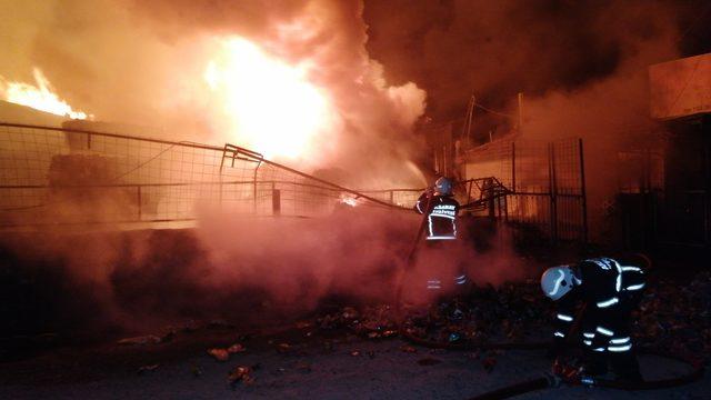 Aksaray’da geri dönüşüm deposu alev alev yandı