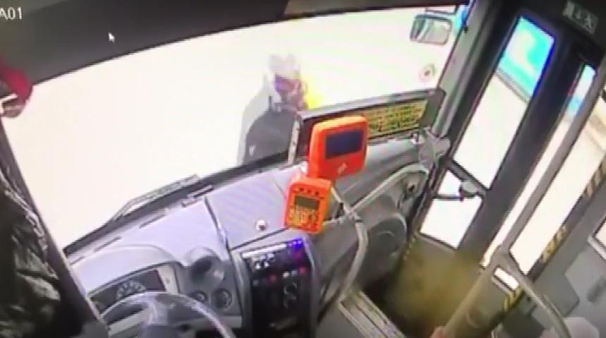 Otobüsün altında sürüklenen kadının mucize kurtuluşu