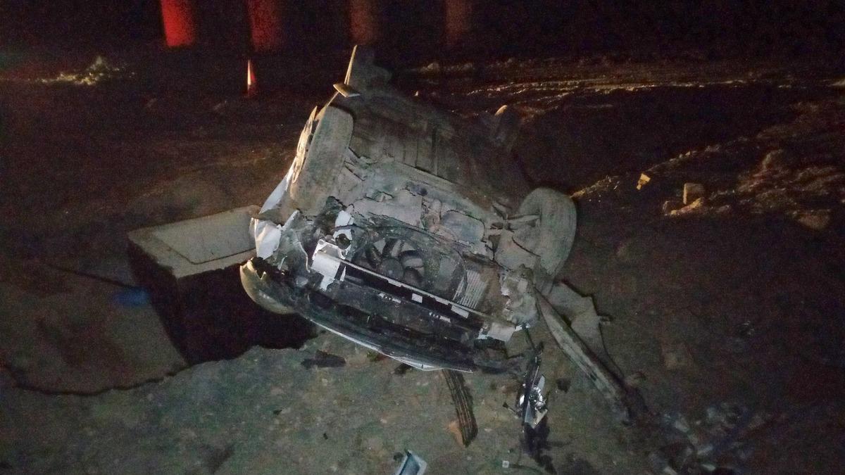 Yanlışlıkla otoyol inşaatına giren ara&ccedil; kum &ouml;beğine &ccedil;arparak taklalar attı: 2 yaralı