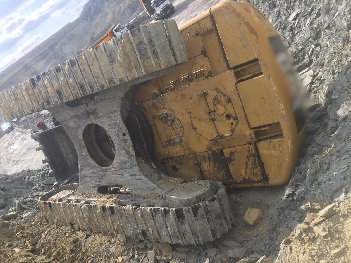 Maden ocağında iş makinesi devrildi, operat&ouml;r yaralandı
