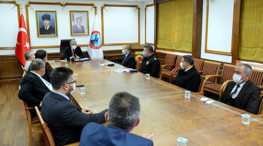Vali Akın, "Aile içi görüşmelerden kaçının"