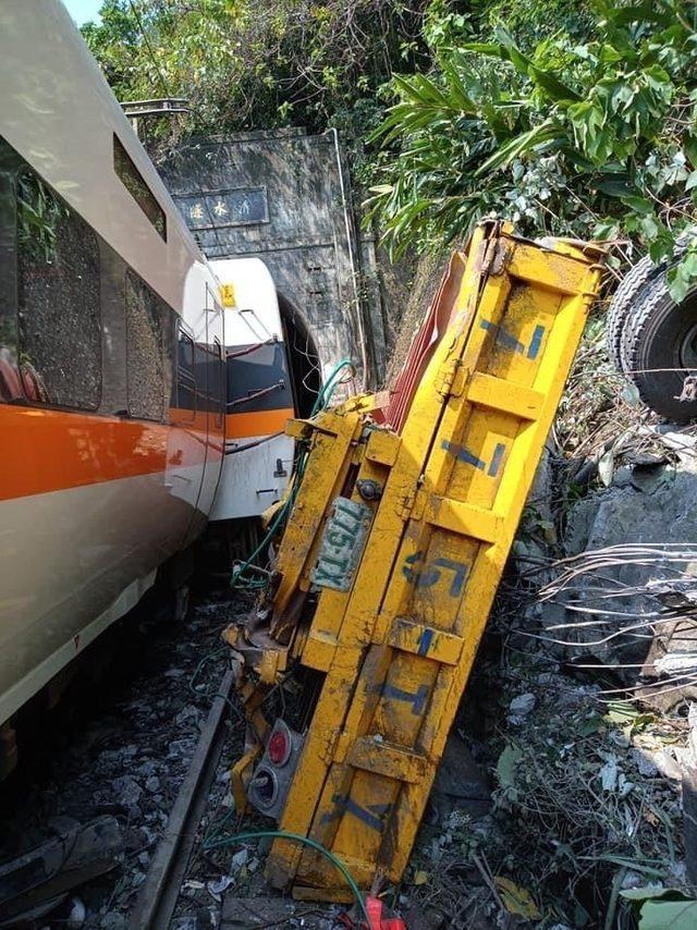 Tayvan’da tren raydan çıktı: 36 ölü, 40’tan fazla yaralı