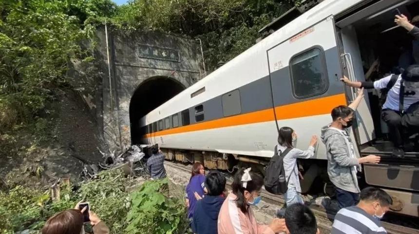 Tayvan&rsquo;da tren raydan &ccedil;ıktı: 36 &ouml;l&uuml;, 40&rsquo;tan fazla yaralı