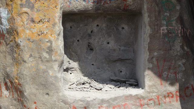 Define avcıları tarihi zindanı fünyeyle patlatmak istedi