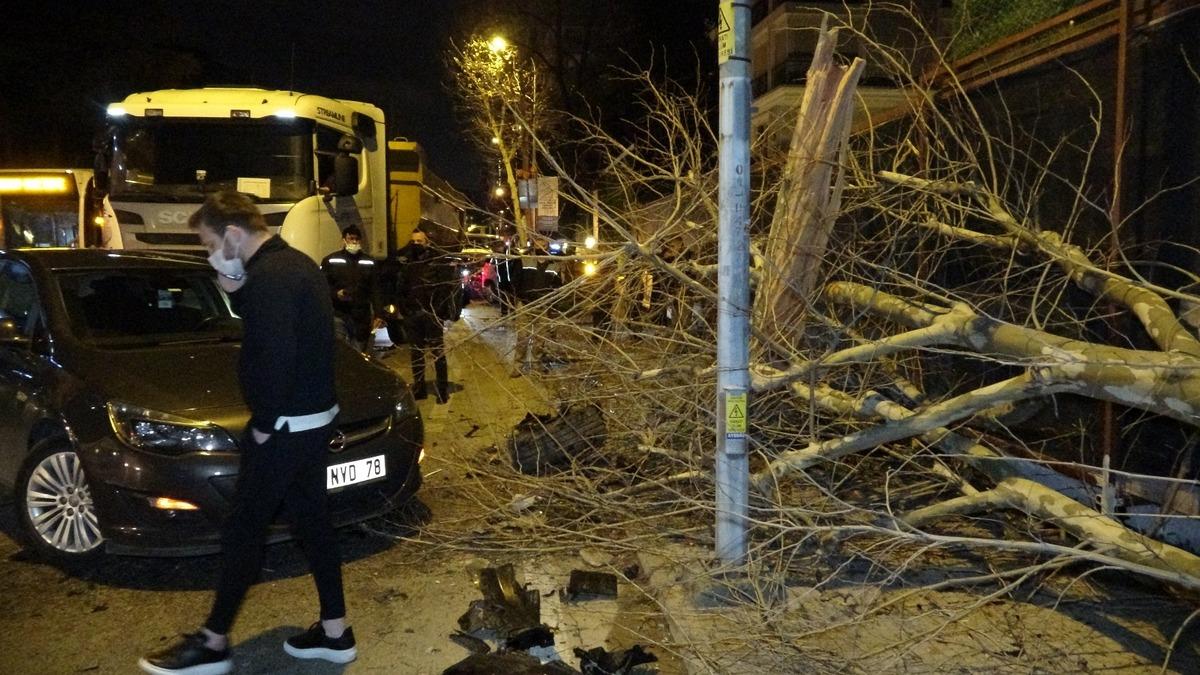 (&Ouml;zel) Kadık&ouml;y&rsquo;de kontrolden &ccedil;ıkan l&uuml;ks otomobil faciaya davetiye &ccedil;ıkardı: 3 yaralı
