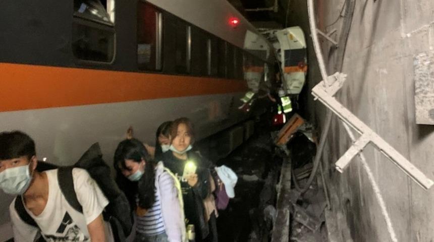Tayvan'da yolcu treni t&uuml;nelde raydan &ccedil;ıktı: En az 34 &ouml;l&uuml;