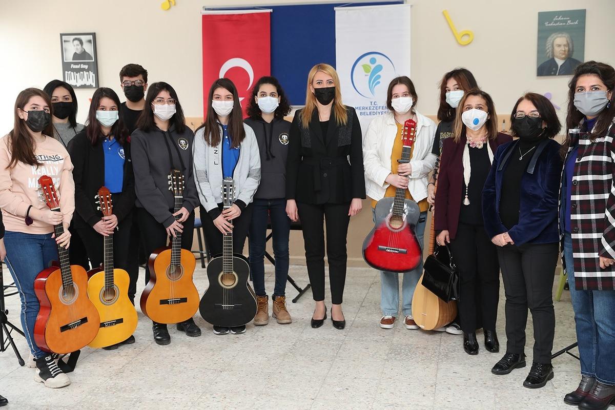 Enstr&uuml;man hediye edilen &ccedil;ocuklardan mini konser