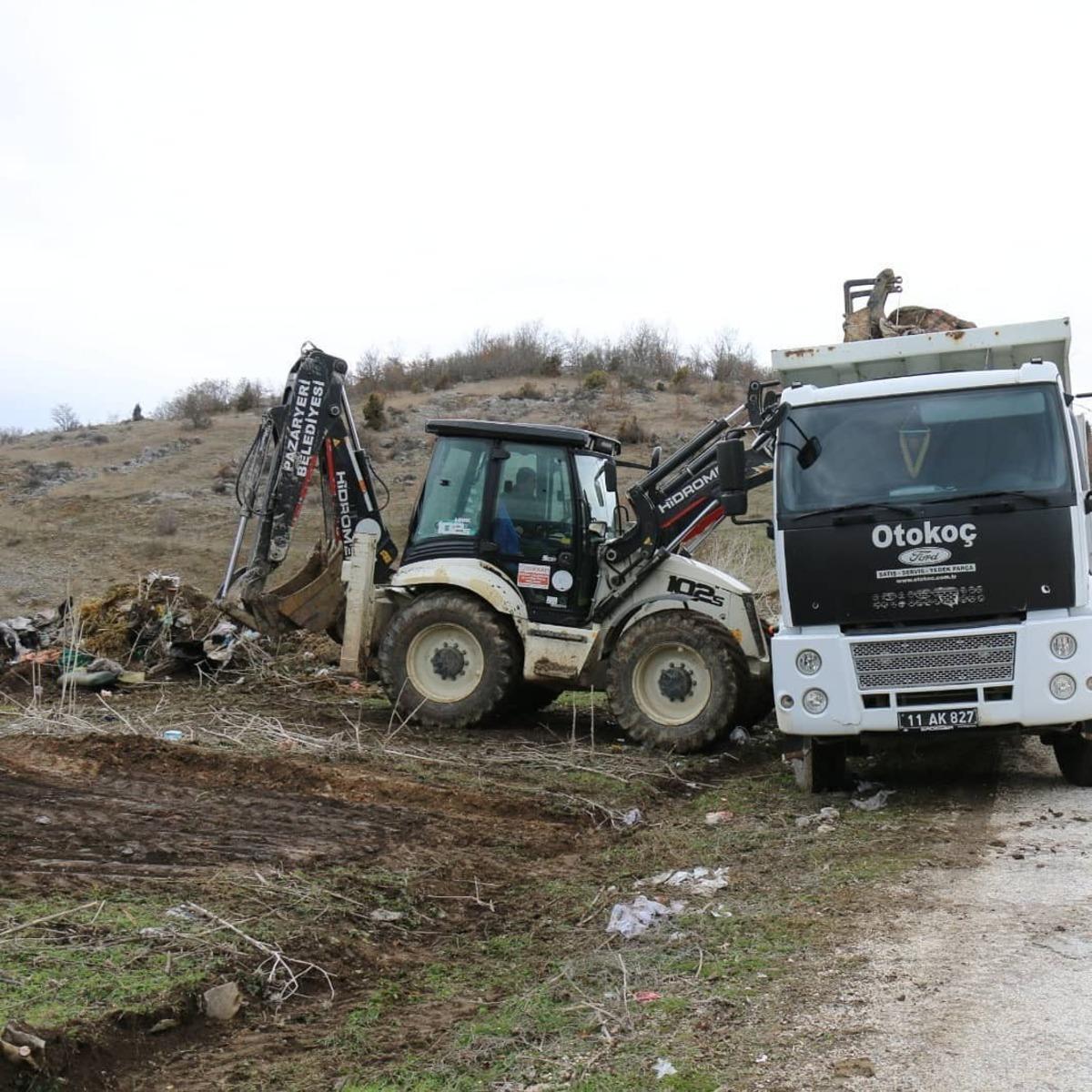 K&ouml;y yoluna atılan &ccedil;&ouml;pler ve molozlar temizlendi