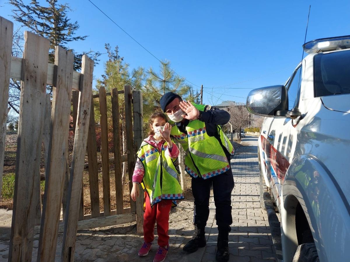 Otizmli Nida&rsquo;nın jandarma olma hayali bir g&uuml;nl&uuml;ğ&uuml;ne ger&ccedil;eğe d&ouml;n&uuml;şt&uuml;