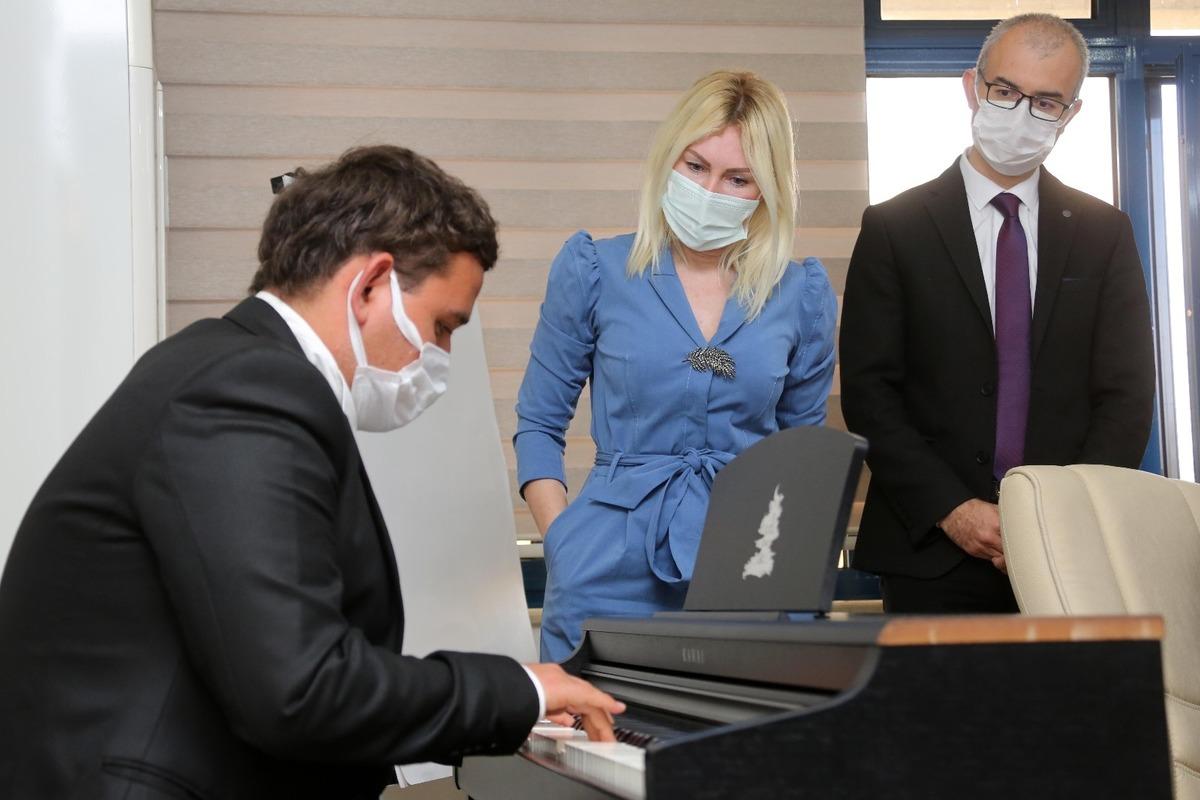 Otizmli Taylan&rsquo;dan Rekt&ouml;r &Ouml;zkan&rsquo;a piyano resitali