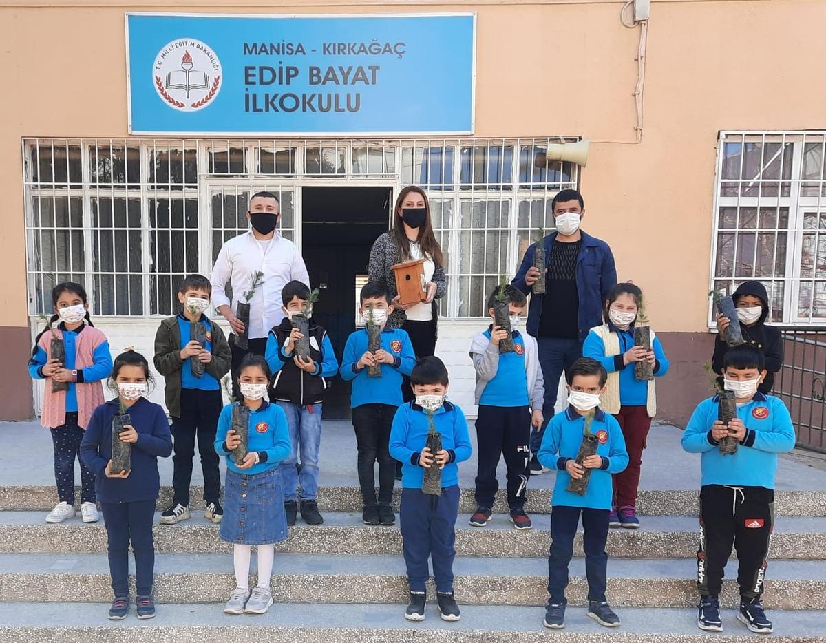 Kırkağa&ccedil;&rsquo;ta &ouml;ğrenciler k&uuml;resel ısınmaya karşı fidan diktiler