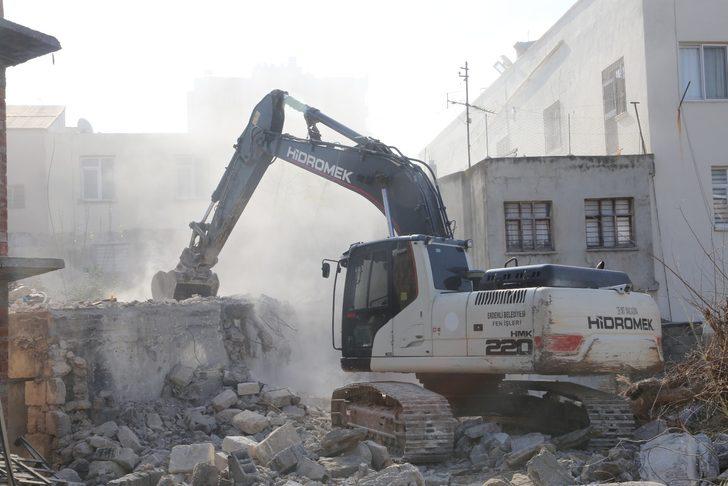 Erdemli’de metruk binalar yıkılıyor G2