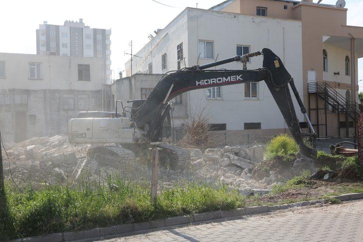 Erdemli’de metruk binalar yıkılıyor G3