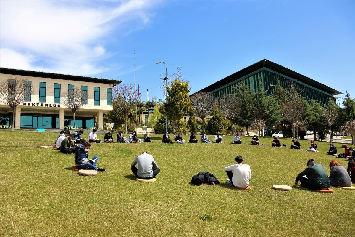 Rekt&ouml;r Dereli gen&ccedil;lerle birlikte a&ccedil;ık havada kitap okudu